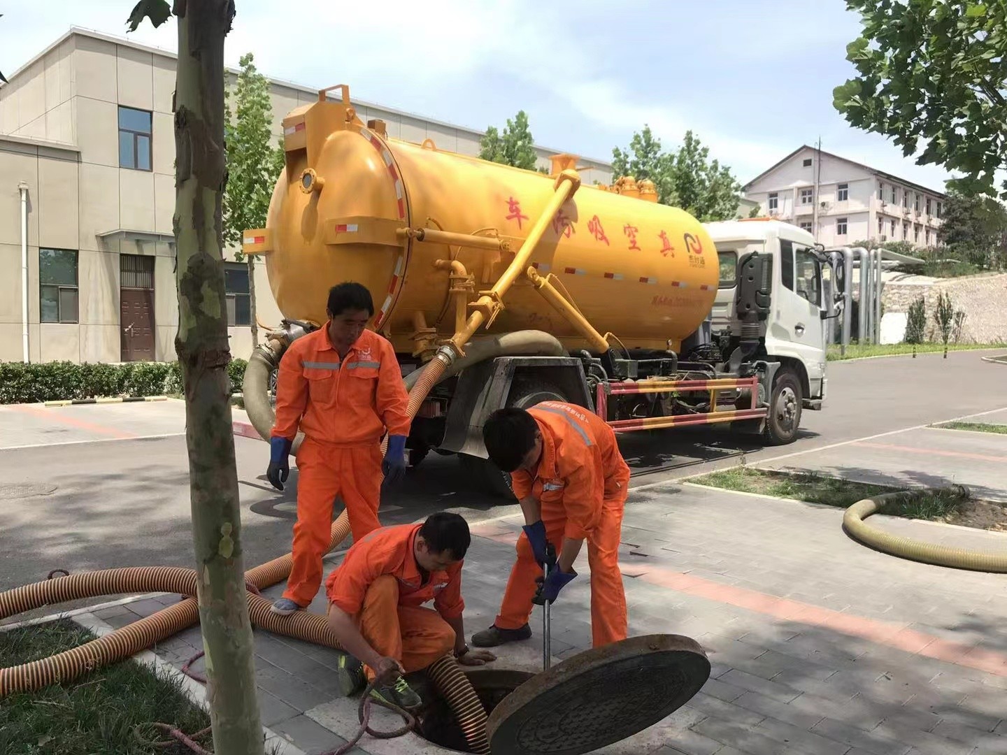 龙泉管道疏通车停在窨井附近